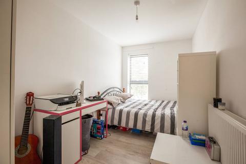 3 bedroom flat to rent, Crawshay Road, Oval, London, SW9
