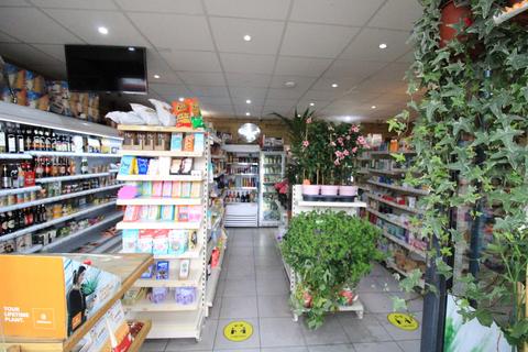 Retail property (high street) to rent, E8 Off License - Retail Shop