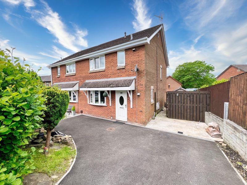 46 Brynheulog, Brynmenyn, Bridgend... 3 bed semidetached house for