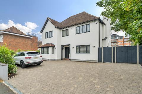 5 bedroom detached house to rent, King Edwards Road , Ruislip HA4 7AE