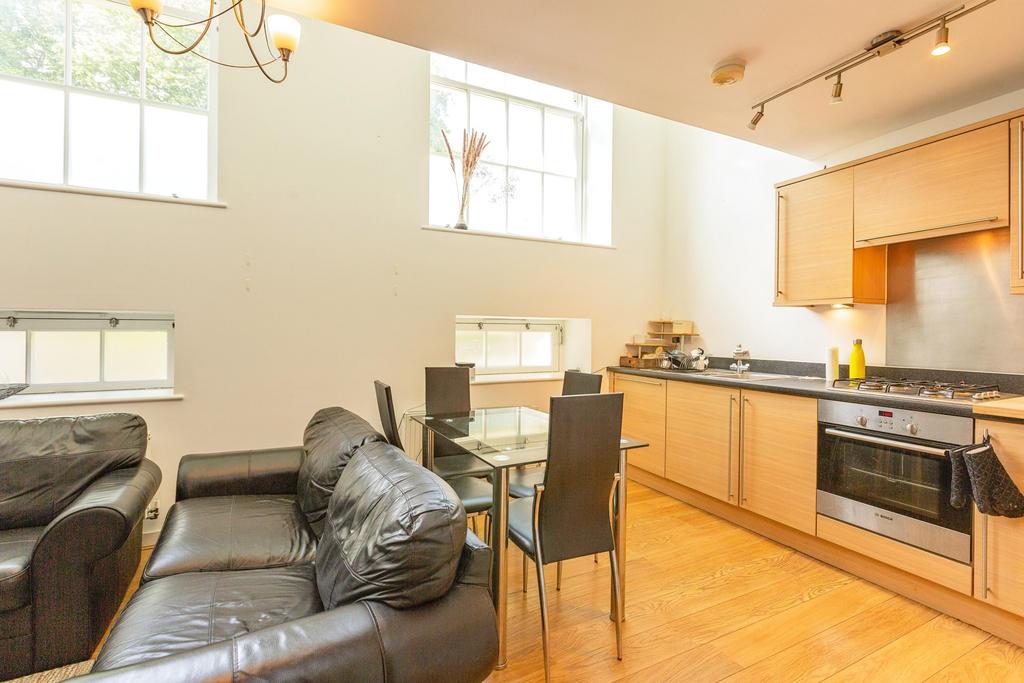 Shepperton Road 2 bed flat to rent £2,500 pcm (£577 pw)