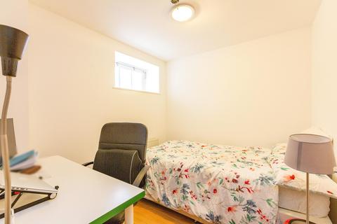 2 bedroom flat to rent, Shepperton Road