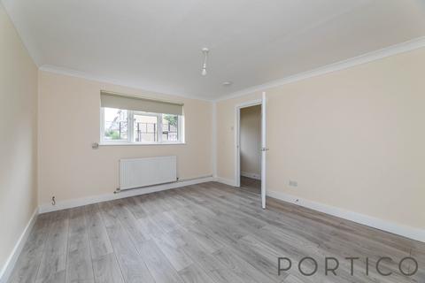 3 bedroom end of terrace house to rent, Hermit Road | E16
