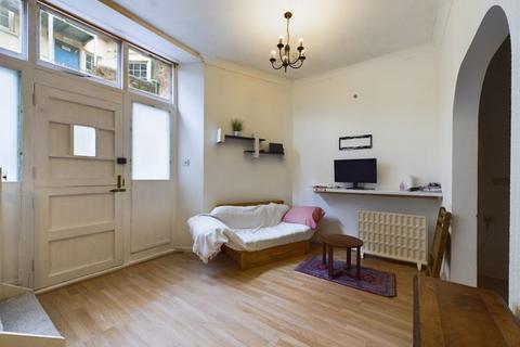 1 bedroom ground floor flat for sale, Saracen Place, Penryn - Tucked away off main street