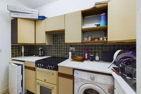 1 bedroom ground floor flat for sale, Saracen Place, Penryn - Tucked away off main street