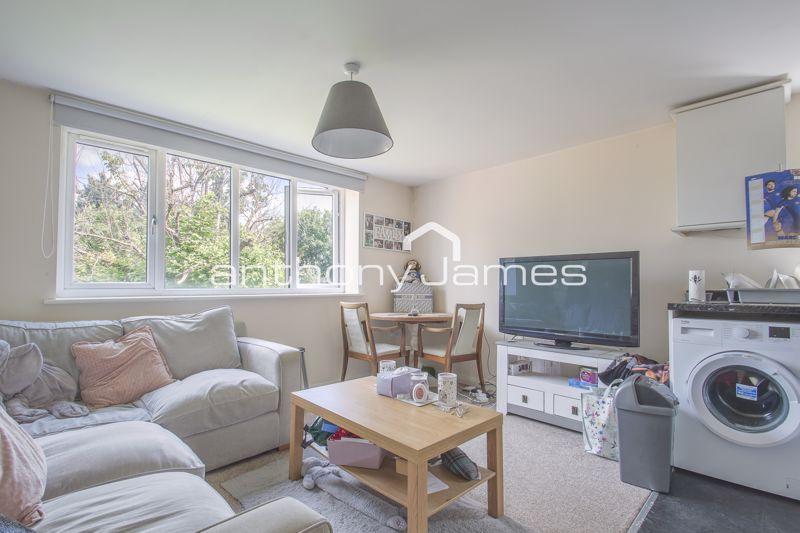151 Charles Street, Greenhithe DA9 1 bed apartment to rent £1,000 pcm