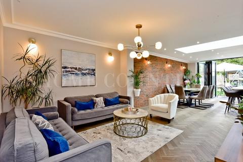 105 Wroxham Gardens, Potters Bar, EN6 3DN