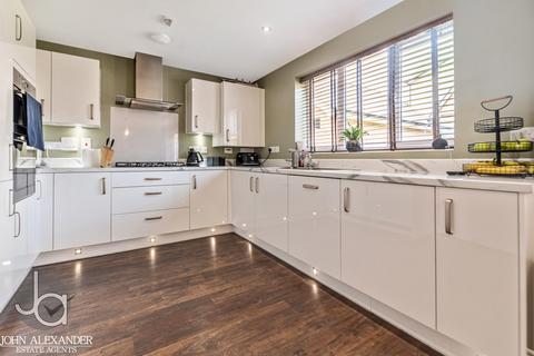 5 bedroom detached house for sale, Kirby Drive, Mile End, Colchester