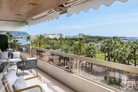 2 bedroom flat, Cannes, 06400, France