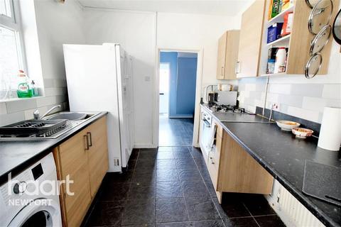 2 bedroom end of terrace house to rent, Albany Street