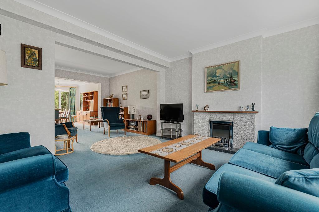 Through lounge/dining room