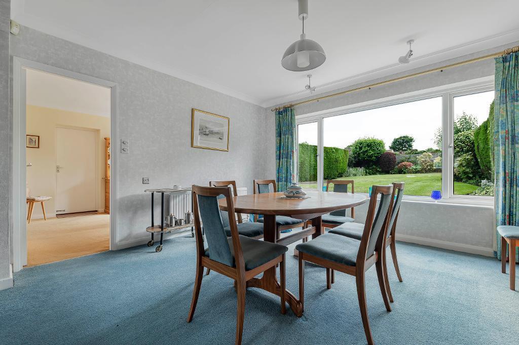 Through lounge/dining room
