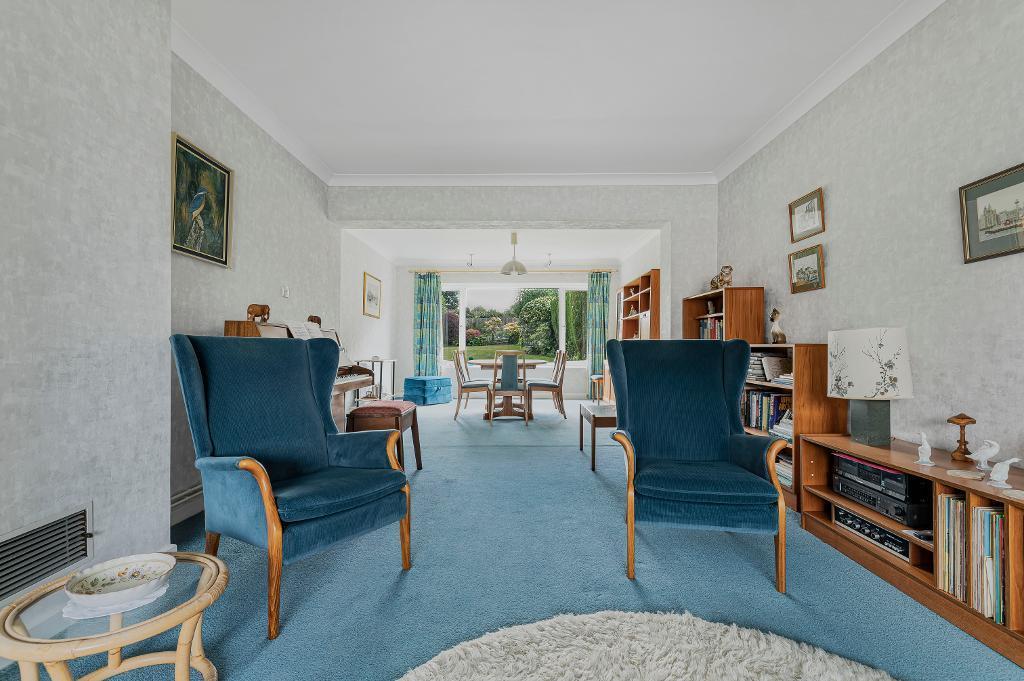 Through lounge/dining room