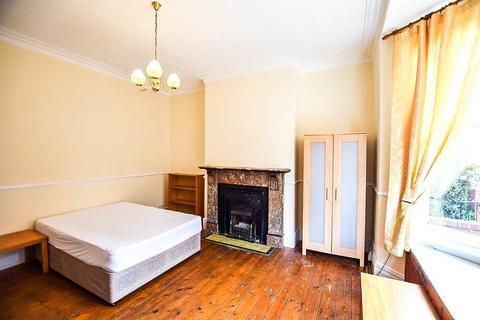 2 bedroom ground floor flat to rent, Whitefield Terrace, Heaton,