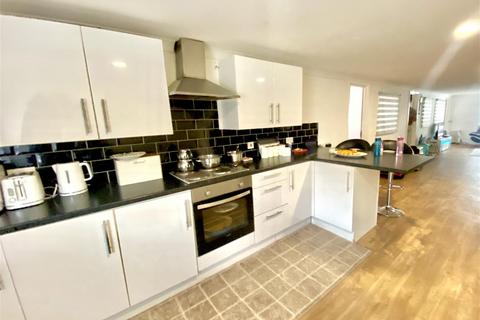 3 bedroom apartment to rent, Victoria Avenue , Southend-On-Sea