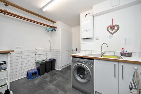 1 Carlton Grange, Yeadon, Leeds, LS19 7UY