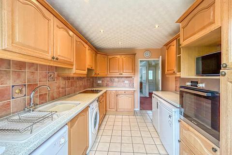 2 bedroom semi-detached bungalow for sale, Marylands Avenue, Hockley SS5