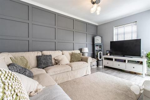 2 bedroom maisonette for sale, Brackley Crescent, Basildon SS13