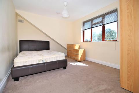2 bedroom flat to rent, Grosvenor Gardens, London NW2