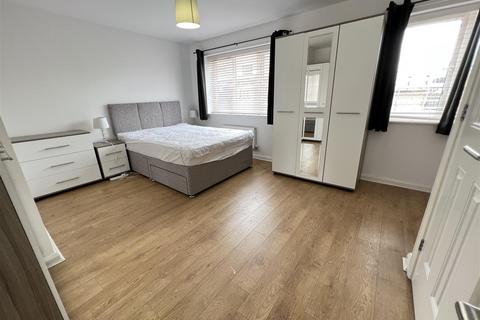3 bedroom end of terrace house to rent, Midland Road, Peterborough PE3
