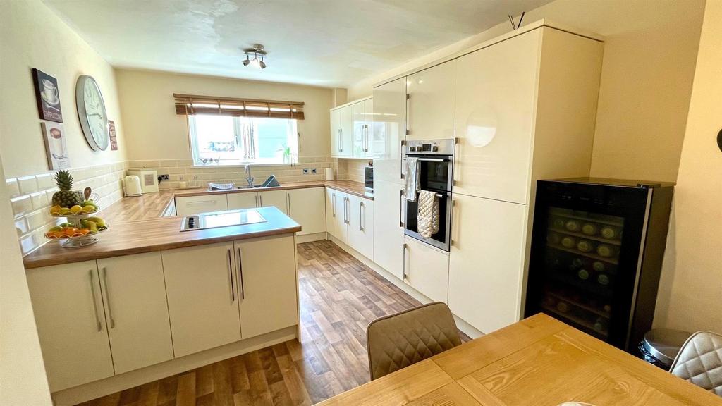 Kitchen/ dining area