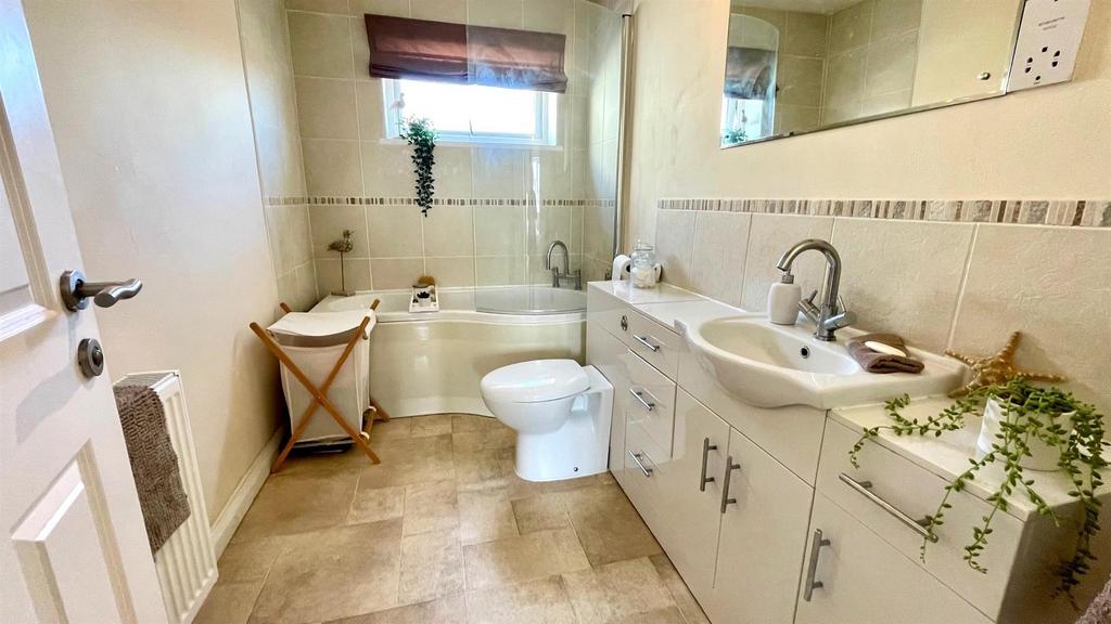 Part tiled en suite bathroom