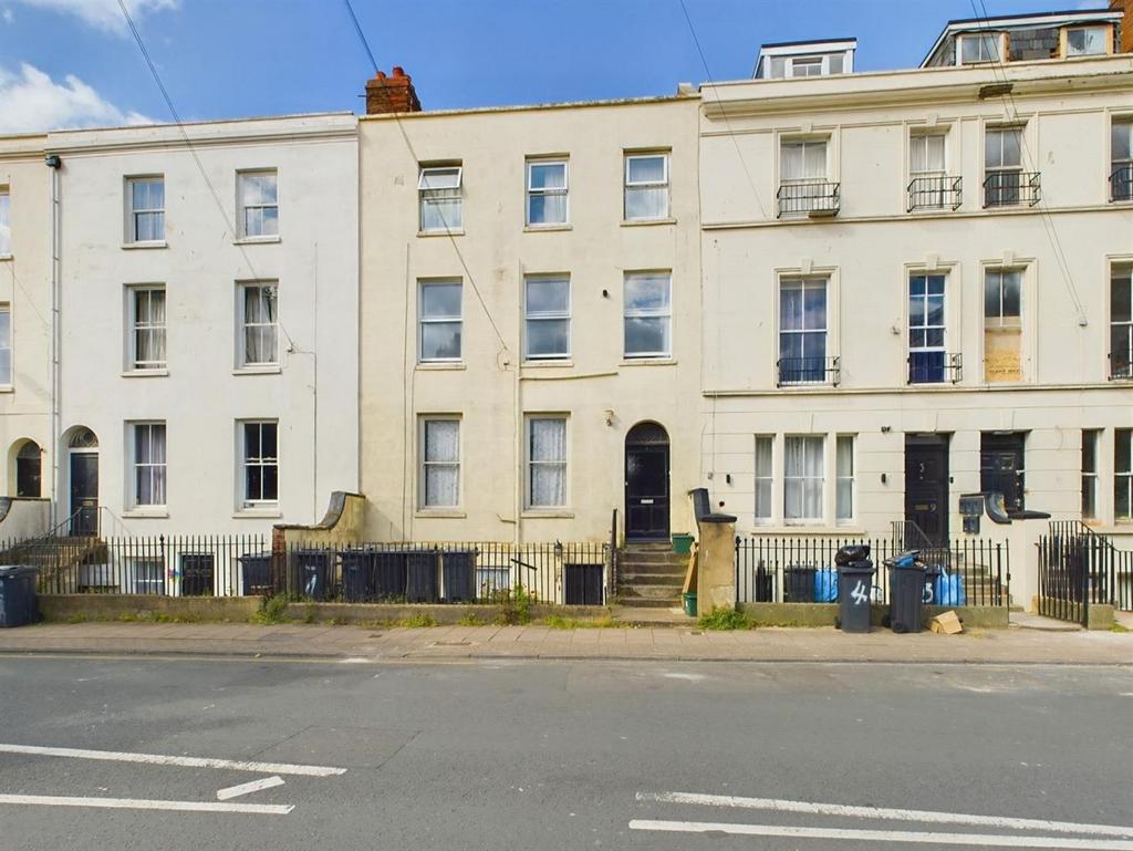 Spa Road, Gloucester 2 bed flat - £140,000