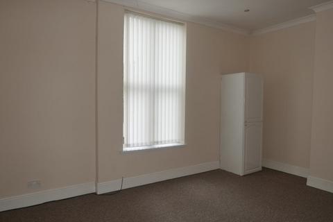 2 bedroom flat to rent, Flat 4, 76 Beverley Road, Hull, HU3 1YD