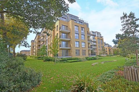 3 bedroom penthouse to rent, Pinewood Gardens, Teddington