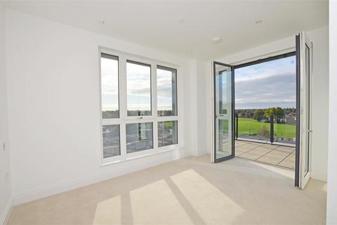 3 bedroom penthouse to rent, Pinewood Gardens, Teddington