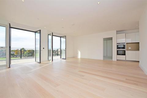 3 bedroom penthouse to rent, Pinewood Gardens, Teddington