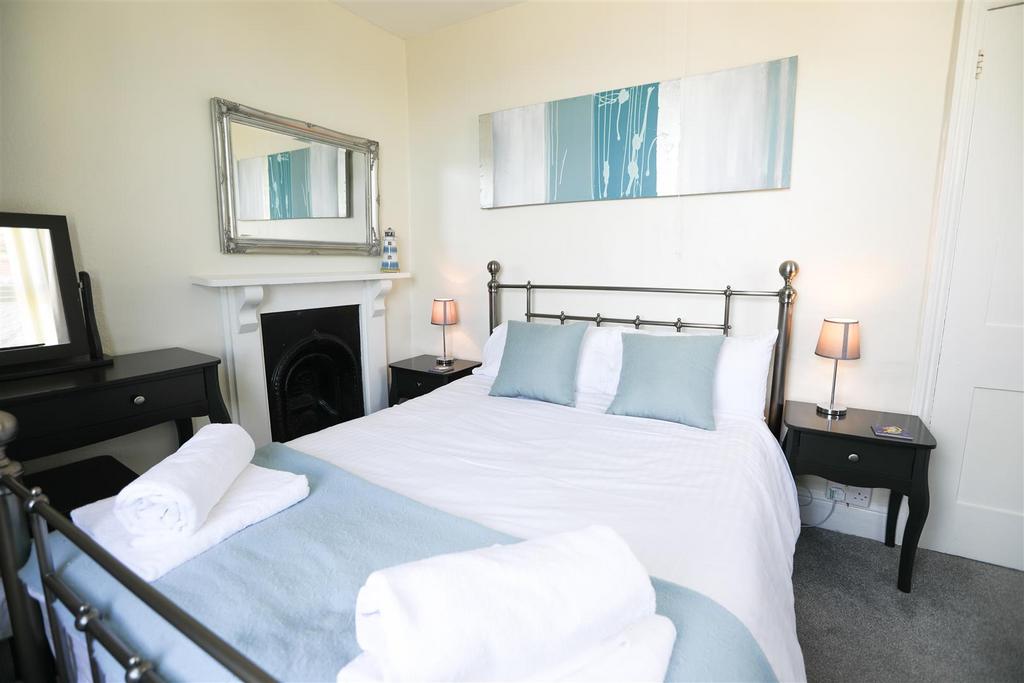 Bedroom 1.jpg