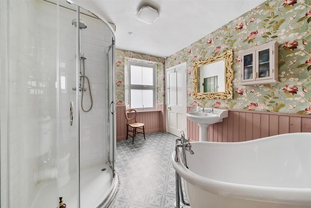 Bathroom b.jpg