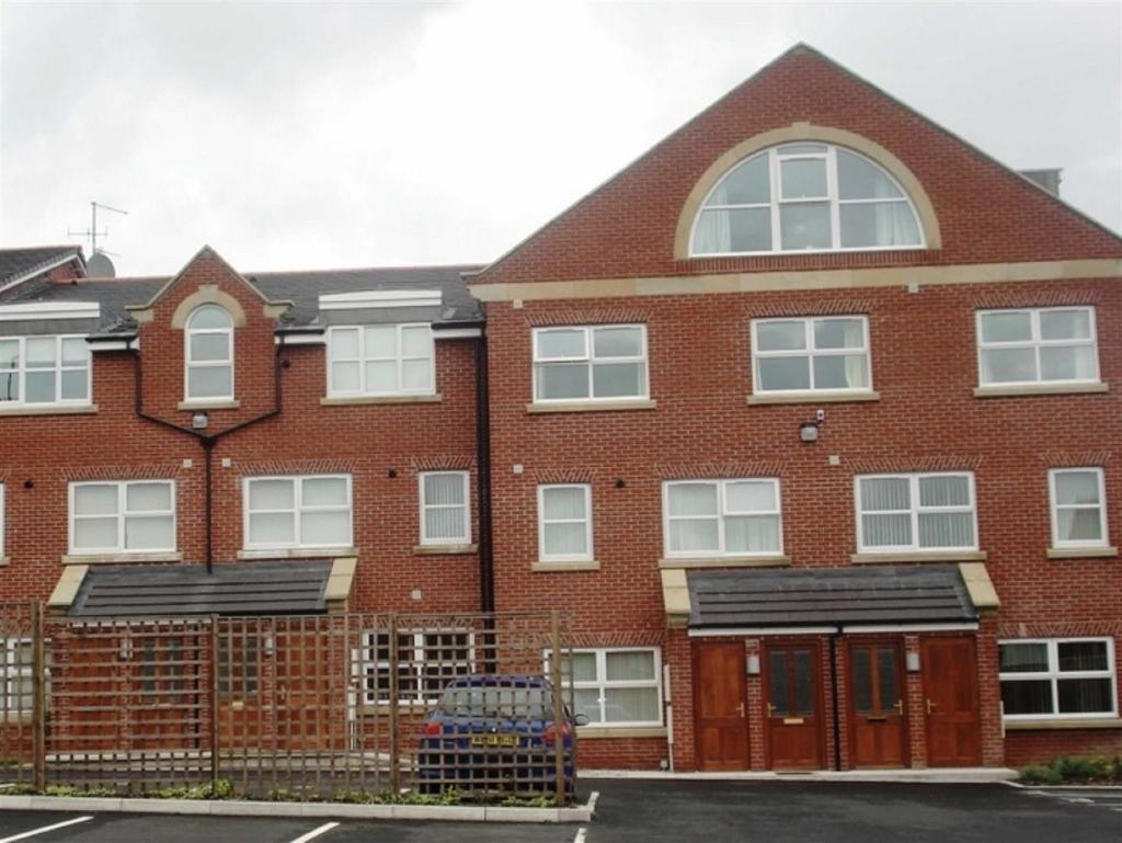 Queens Court, Wardley Street... 2 bed mews £725 pcm (£167 pw)