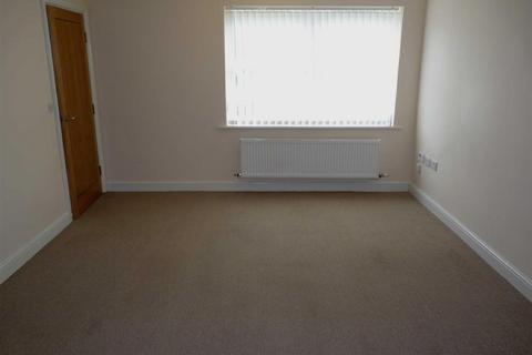 2 bedroom mews to rent, Queens Court, Wardley Street, Pemberton, Wigan, WN5 8BF