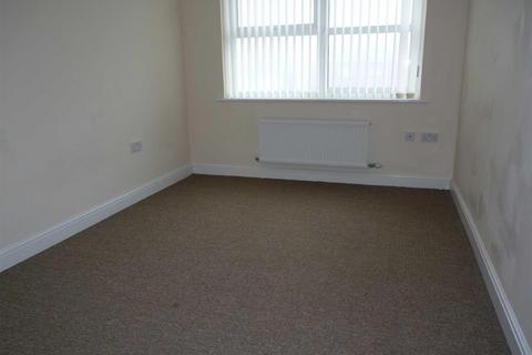 2 bedroom mews to rent, Queens Court, Wardley Street, Pemberton, Wigan, WN5 8BF