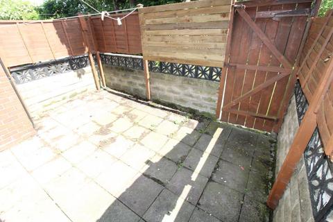 3 bedroom terraced house to rent, South End Grove, Leeds