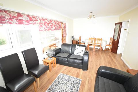 3 bedroom end of terrace house for sale, Gainsborough Avenue, Canvey Island SS8