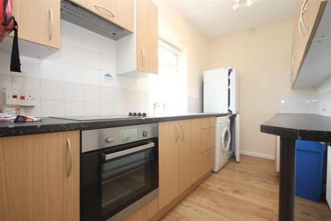 4 bedroom house to rent, Worcester Road, Guildford