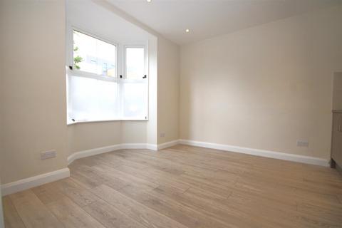 2 bedroom flat to rent, Woodbridge Road, Guildford