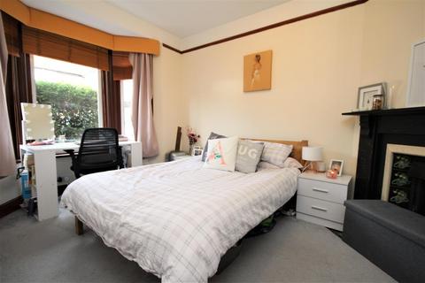 3 bedroom semi-detached house to rent, Baden Road, Guildford