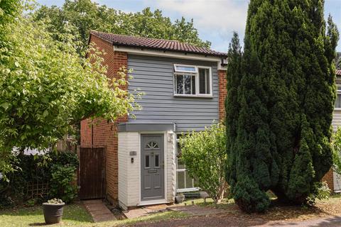 2 bedroom end of terrace house to rent, Silverstone Close, Redhill