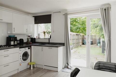 2 bedroom end of terrace house to rent, Silverstone Close, Redhill