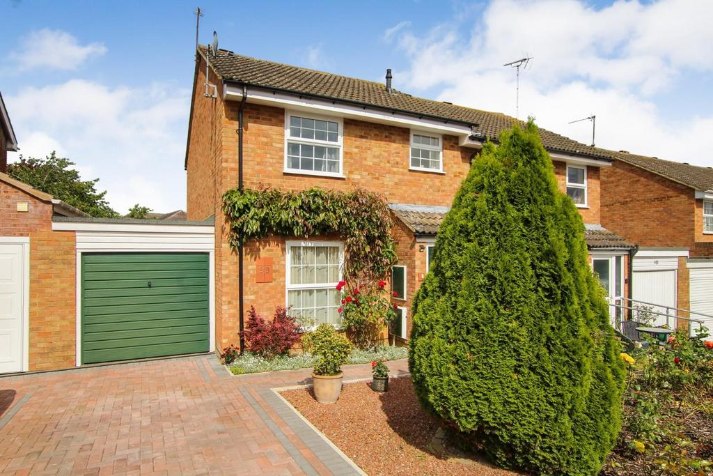 Lomond Drive, Leighton Buzzard 3 bed semidetached house for sale £