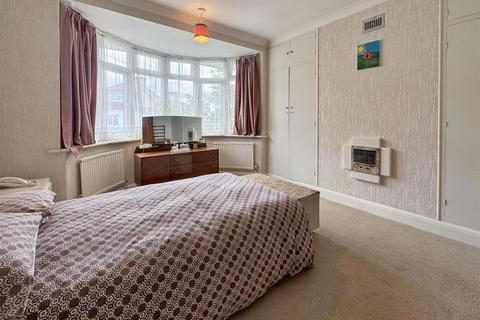 4 bedroom semi-detached house for sale, Nelson Gardens, Hounslow TW3