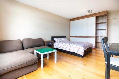 Studio to rent, Lyndhurst Court, Finchley Road, St John's Wood