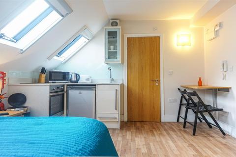 Studio to rent, Kensington High Street, Kensington, W8