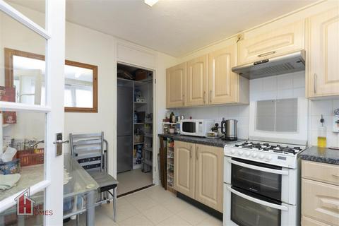 3 bedroom flat for sale, Byford Close, London