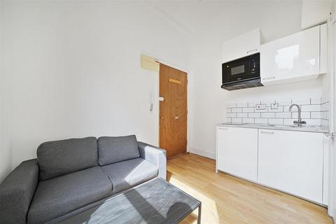 Studio to rent, Cheniston Gardens, London W8