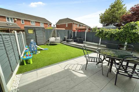 3 bedroom semi-detached house for sale, Hilton Close, Leigh
